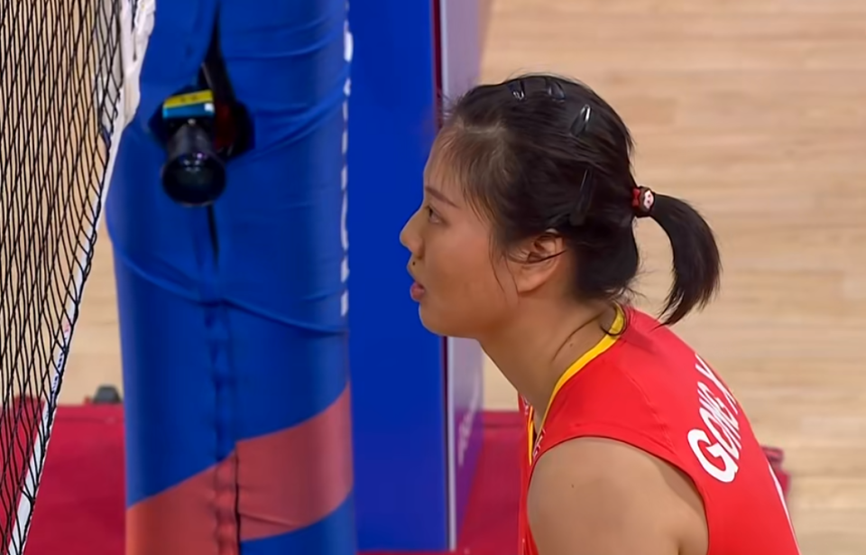 爱游戏-关于巴黎在比赛中受伤退赛，中国女排主帅表示担忧的信息